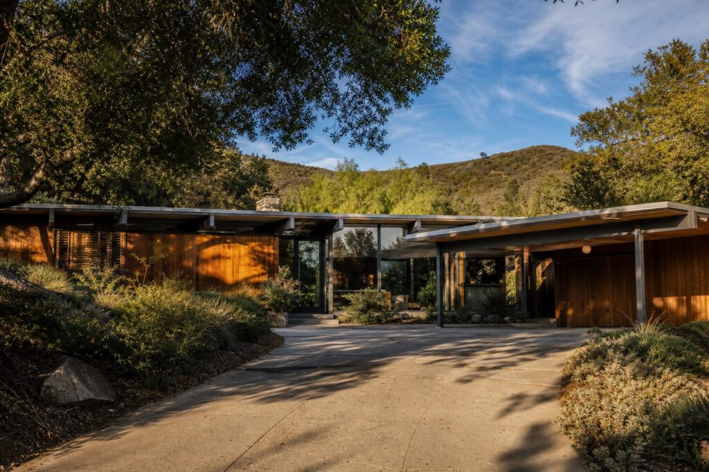 Mid-century modern Eichler home with horizontal lines and glass walls in Balboa Highlands, Granada Hills, surrounded by mature trees and native